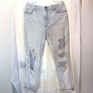 American Eagle Jeans Waisted Ripped Mom Jean woman’s 16